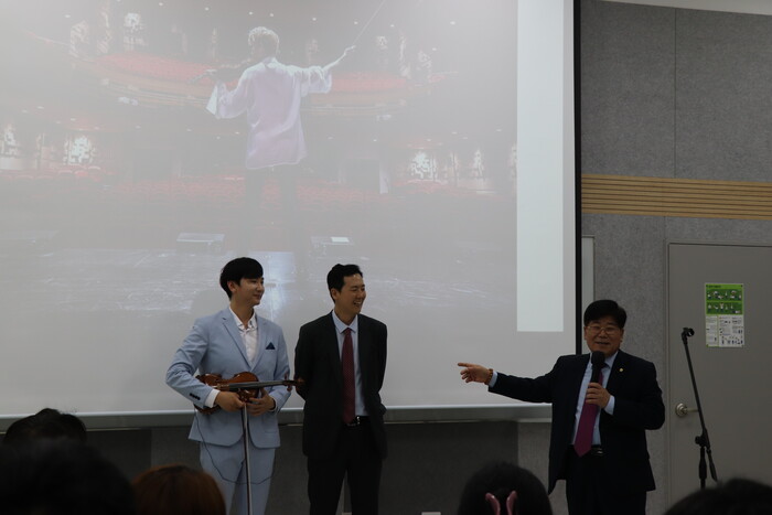 (왼쪽부터) 콘, 박건도 이사이이재 이사장 . 사진제공/전설박사