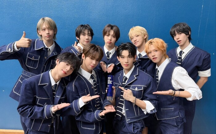 그룹 아홉(AHOF) '2025 케이 월드 드림 어워즈' 단체 이미지. 제공 F&F엔터테인먼트