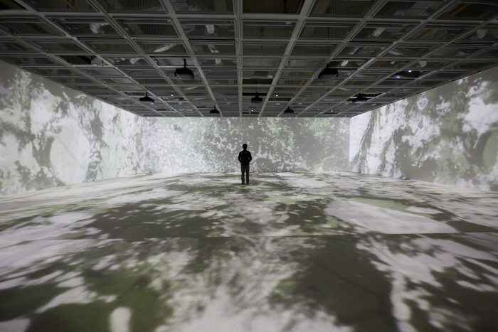 sec. Exhibition of Black & Light_ Aldo Tambellini at Ulsan Art Museum, Korea(Photo_ Jang Hwal Lim, 사진제공 토퍼스 스튜디오)