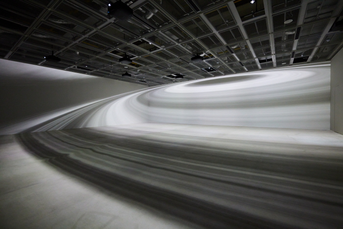 sec. Exhibition of Black & Light_ Aldo Tambellini at Ulsan Art Museum, Korea(Photo_ Jang Hwal Lim, 사진제공 토퍼스 스튜디오)