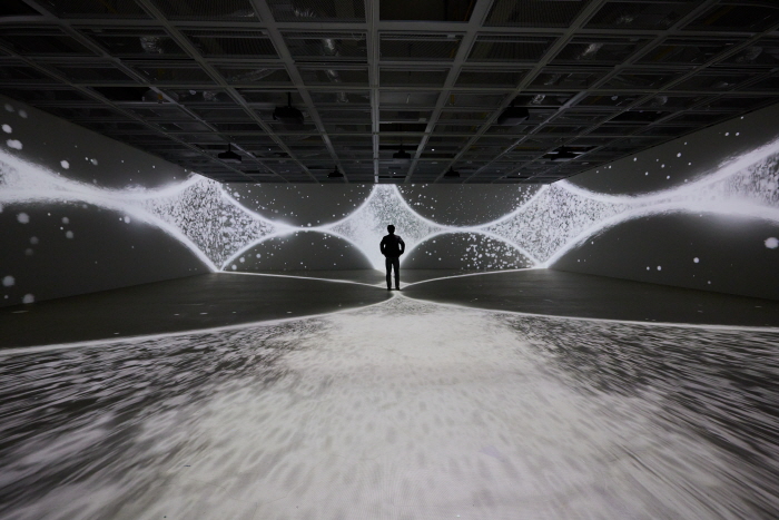 sec. Exhibition of Black & Light_ Aldo Tambellini at Ulsan Art Museum, Korea(Photo_ Jang Hwal Lim, 사진제공 토퍼스 스튜디오)