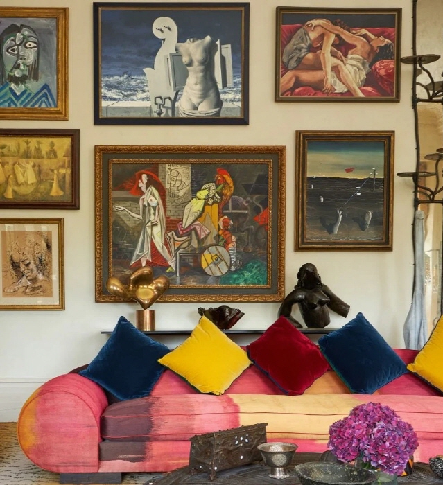 살롱의 또 다른 모습. 벽에는 예술 작품이 걸려 있습니다. 소더비 경매 제공