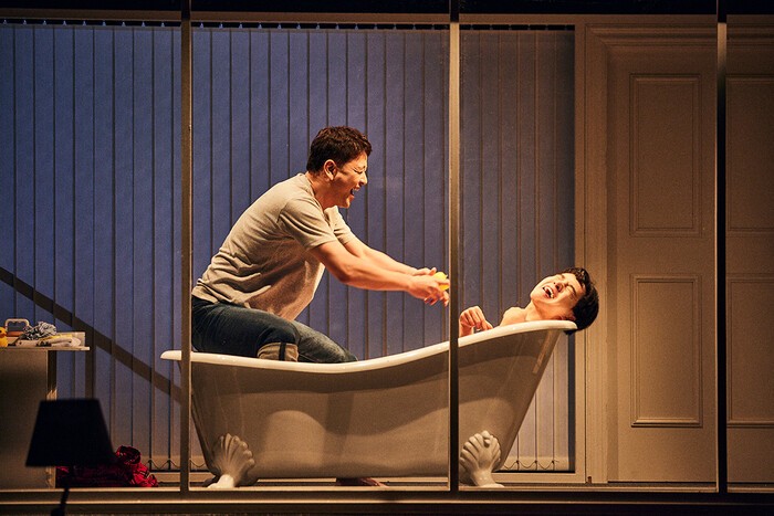 아들 조이(김시유)를 목욕시키는 아버지 제이크(배수빈) 제공 연극열전