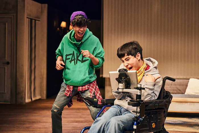 연극 '킬 미 나우' 중 태블릿 피씨로 즐겁게 노는 라우디(곽다인)와 조이(김시유) 제공 연극열전