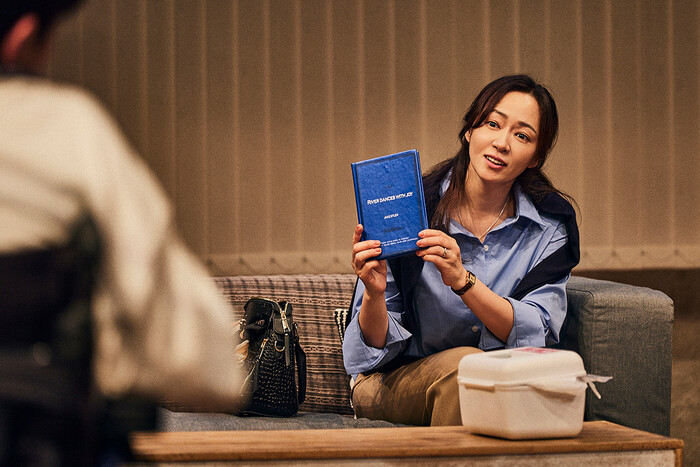 연극 '킬 미 나우' 중 조이를 위해 제이크가 쓴 책을 가져온 로빈(전익령) 제공 연극열전