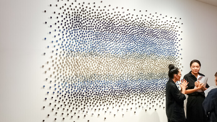 테레시타 페르난데스(Teresita Fernández) 첫 개인전 '지층의 바다' (White Phosphorous/Cobalt, 2025) 2025.08.26 사진 ⓒ아트코리아방송 이용선 기자