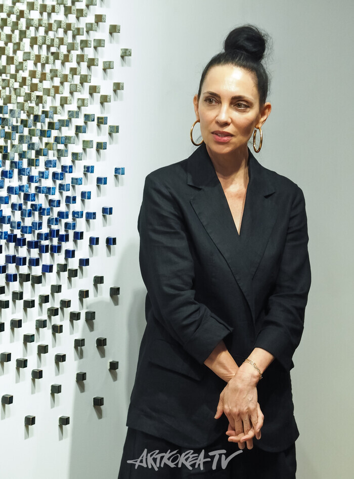 작가 테레시타 페르난데스 (Teresita Fernandez)의 개인전 '지층의 바다' 간담회. 2025.08.26 사진 ⓒ아트코리아방송 이용선 기자​