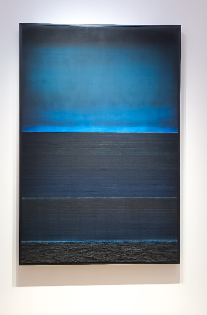 작가 테레시타 페르난데스 (Teresita Fernandez)의 개인전 '지층의 바다'(Liquid Horizon 1, 2025) 2025.08.26 사진 ⓒ아트코리아방송 이용선 기자​