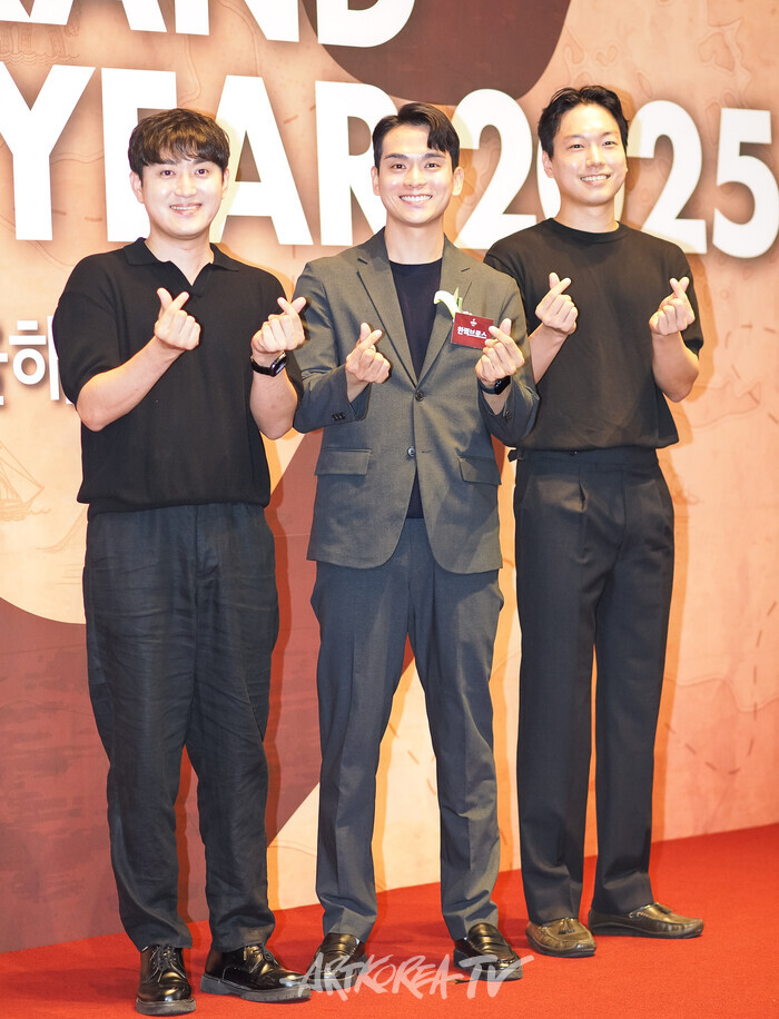 2025 올해의 브랜드 대상 포토월 행사(한꿕브로스) 2025.08.28 사진 ⓒ아트코리아방송 이용선 기자​