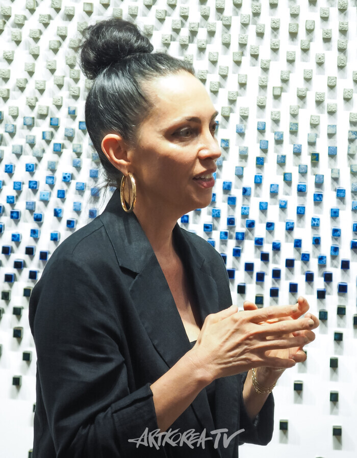 작가 테레시타 페르난데스 (Teresita Fernandez)의 개인전 '지층의 바다' 간담회. 2025.08.26 사진 ⓒ아트코리아방송 이용선 기자​