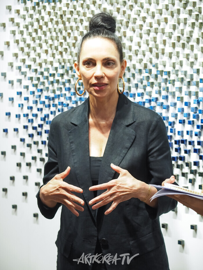 작가 테레시타 페르난데스 (Teresita Fernandez)의 개인전 '지층의 바다' 간담회. 2025.08.26 사진 ⓒ아트코리아방송 이용선 기자​