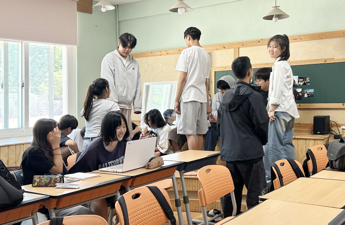 김지연 _ '별 하나의 아이' 금산간디학교 교실에서-사진제공 갤러리 류가헌