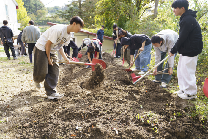 김지연 _ '별 하나의 아이' 농작물을 경작하는 아이들-사진제공 갤러리 류가헌