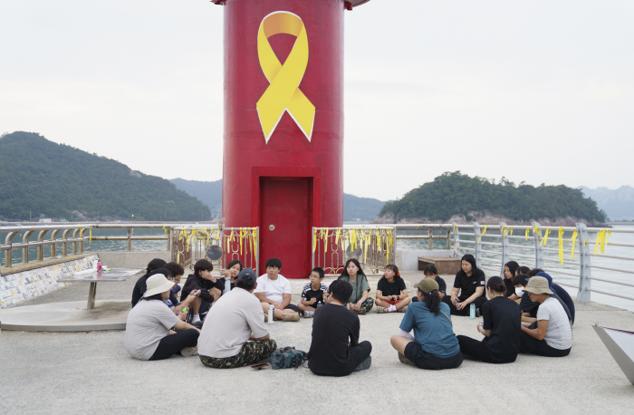 김지연 _ '별 하나의 아이' 팽목항에서-사진제공 갤러리 류가헌