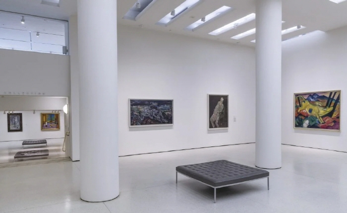 뉴욕 솔로몬 R. 구겐하임 미술관에서 열린 "컬렉션 인 포커스 | 현대 유럽의 흐름" 전시 전경. 사진: 데이비드 힐드 © 솔로몬 R. 구겐하임 재단, 뉴욕