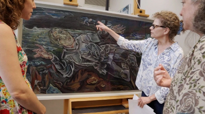 왼쪽부터: 오스카 코코슈카의 '기사 방랑자' (1914~1915) 와 함께 있는 메건 폰타넬라, 줄리 바텐, 비비안 그린 . 사진: 스테판 크누젤 © 솔로몬 R. 구겐하임 재단, 뉴욕