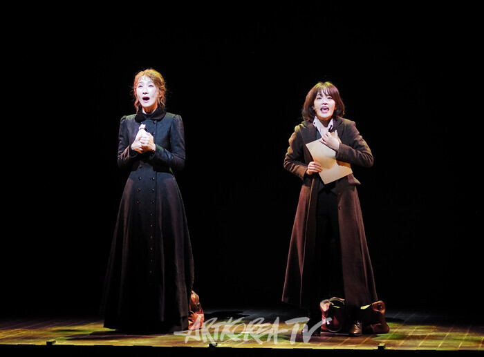 뮤지컬 '마리 퀴리' 프레스콜(마리 스클로도프스카 퀴리 역 김려원, 안느 코발스카 역의 강혜인) 2025.08.07 사진 ⓒ아트코리아방송 이용선 기자​