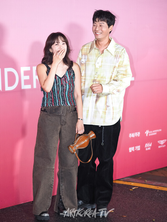 2026 S/S 서울패션위크 앤더슨벨 오프닝쇼 포토월 행사(배우 이천희 & 전혜진 부부) 2025.09.01 사진 ⓒ아트코리아방송 이용선 기자​