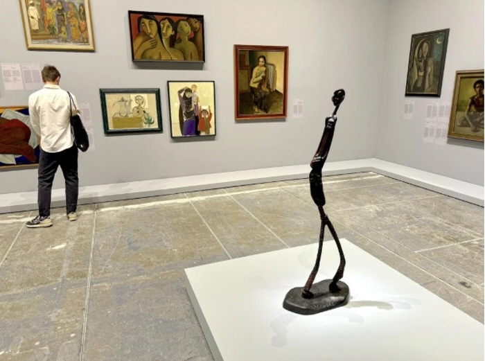 루카스 시톨레, 2024년 베니스 비엔날레에서 선보이는 기타리스트 (1988). 사진: 벤 데이비스.