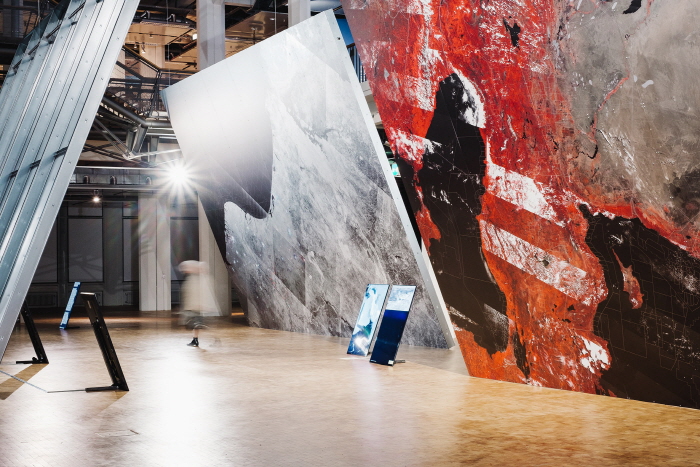 테리토리얼 에이전시_ Museum of Oil_© ZKM  Karlsruhe, 사진 하랄트 펠클