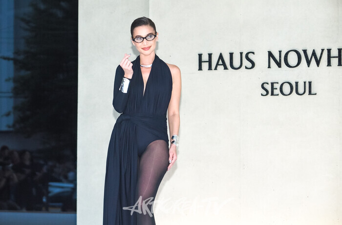 '하우스 노웨어 서울(HAUS NOWHERE SEOUL)' 포토월(앤 커티스) 2025.09.03 사진 ⓒ아트코리아방송 이용선 기자​