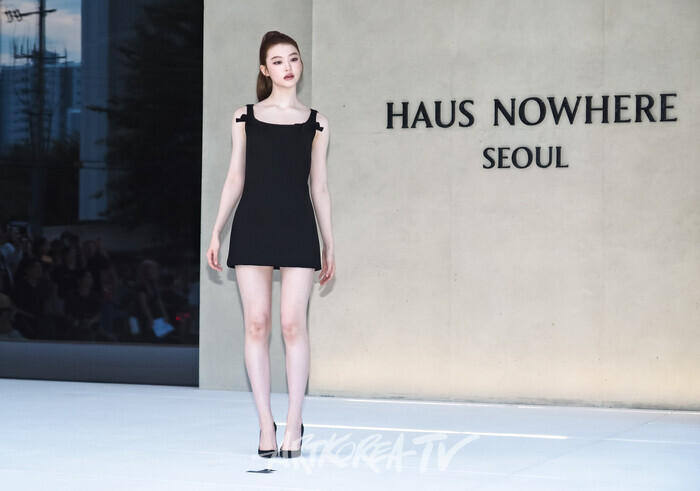 '하우스 노웨어 서울(HAUS NOWHERE SEOUL)' 포토월(미야오 엘라) 2025.09.03 사진 ⓒ아트코리아방송 이용선 기자​