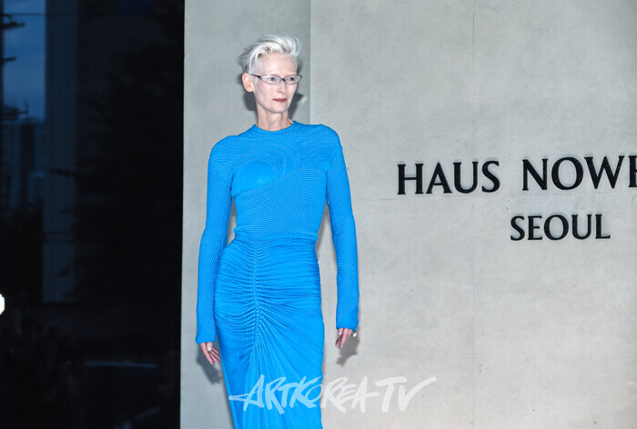 '하우스 노웨어 서울(HAUS NOWHERE SEOUL)' 포토월(틸다 스윈튼) 2025.09.03 사진 ⓒ아트코리아방송 이용선 기자​