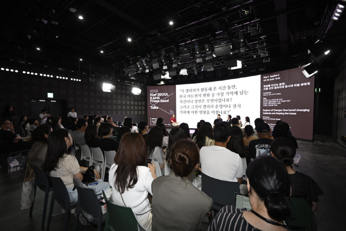 '변화를 이끄는 동력-서울 신진 갤러리와 동시대 미술 생태계' 세션에는 김재석 엑스라지 대표가 모더레이터로 이승민 에이 라운지 대표, 지혜진 상히읗 대표, 김나형 디스위켄드룸 대표, 김인선 스페이스 윌링앤딜링 대표가 패널로 참여해 인사이트를 공유했다.-사진제공 예술경영지원센터
