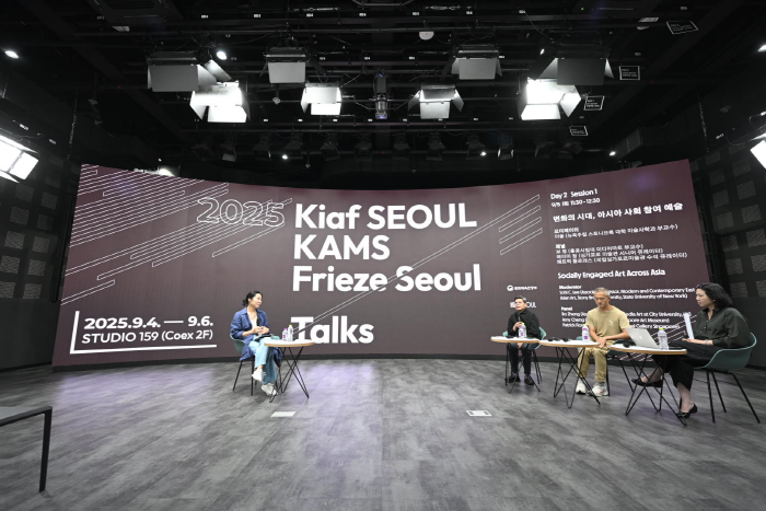 '변화의 시대, 아시아 사회 참여 예술'에 참여한 미술계 인사들이 사회참여적 예술 실천 사례를 소개했다.-사진제공 예술경영지원센터