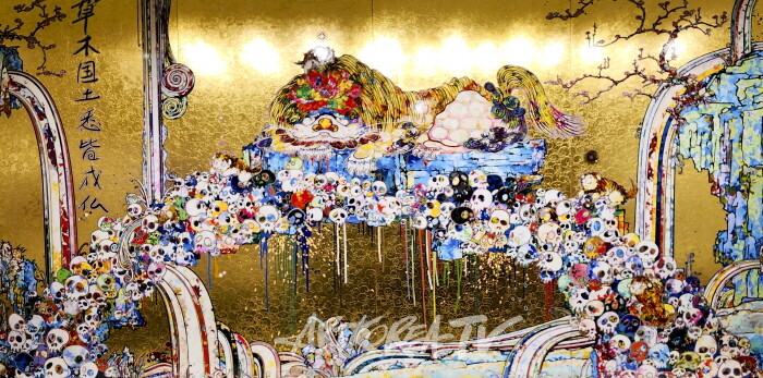 kashi Murakami-무라카미 다카시A Picture of the Blessed Lion Who Nestles with the Secrets of Death and Life, 2014Acrylic and gold leaf on canvas mounted on wood panel, in 4 parts-나무 패널, 캔버스에 아크릴, 금박300 x 600 cm-사진촬영 김한정 기자