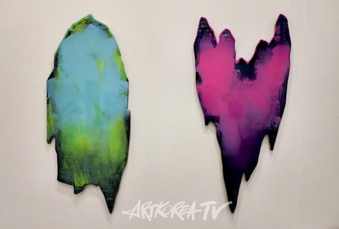 Gallery JJ-닉 슬라이커 TRV-PRP,2025 Acrylic, gel gloss, glazing medium, fluorescent pigmint, and iridescent pigment on linen wrapped panel, -사진촬영 김한정 기자