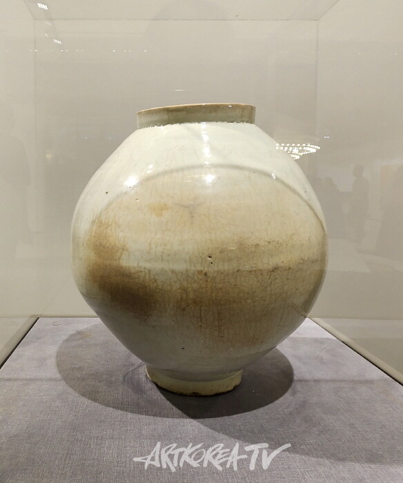 Hakgojae Gallery-Unknown-Moon jar18C Porcelaln, 36.5-35-35cm-사진촬영 김한정 기자