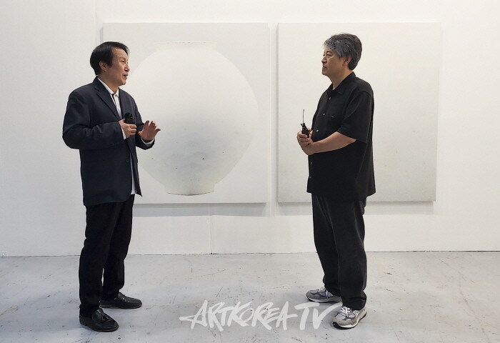 김종근 미술평론가와 최영욱 작가-사진촬영 김한정 기자