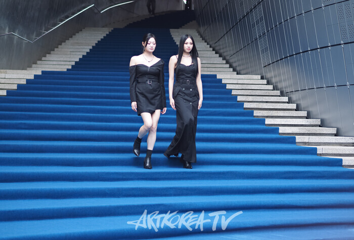 2026 SS서울패션위크 디자이너 김주한의 데일리미러 포토월 행사(위치스 마고, 니아) 2025.09.07 사진 ⓒ아트코리아방송 이용선 기자​