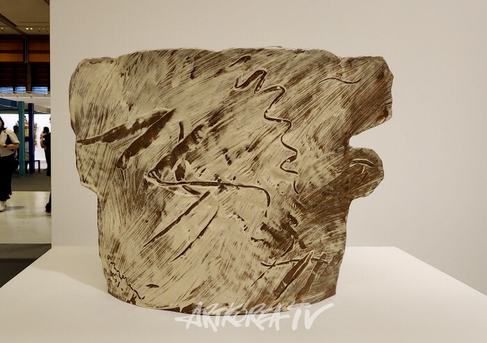 가나화랑-윤광조- Insight 1991-Red ciay, white slip, siab built, adding mud, drawing by finger on brushed 53-15-39cm-사진촬영 김한정 기자