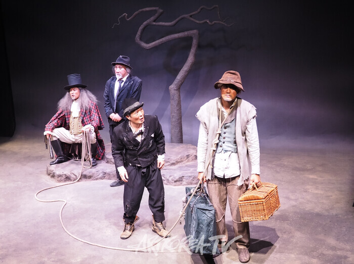 연극 '고도를 기다리며' (이호성, 박상종, 정나진, 문성국) 2025.09.08 사진 ⓒ아트코리아방송 이용선 기자