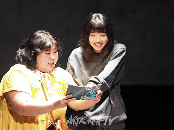 연극 '마른 여자들' 프레스콜(릴리 역 황미영, 로즈 역 이세영). 2025.09.09 사진 ⓒ아트코리아방송 이용선 기자