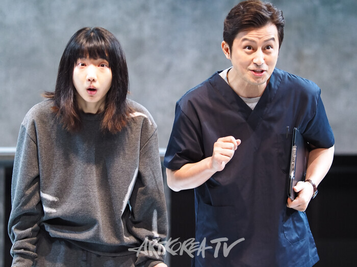 연극 '마른 여자들' 프레스콜(로즈 역 이세영, 상담사 역 김승환). 2025.09.09 사진 ⓒ아트코리아방송 이용선 기자