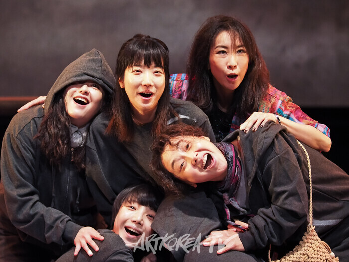 연극 '마른 여자들' 프레스콜(이세영, 정제이, 조어진, 임윤진, 최정화). 2025.09.09 사진 ⓒ아트코리아방송 이용선 기자