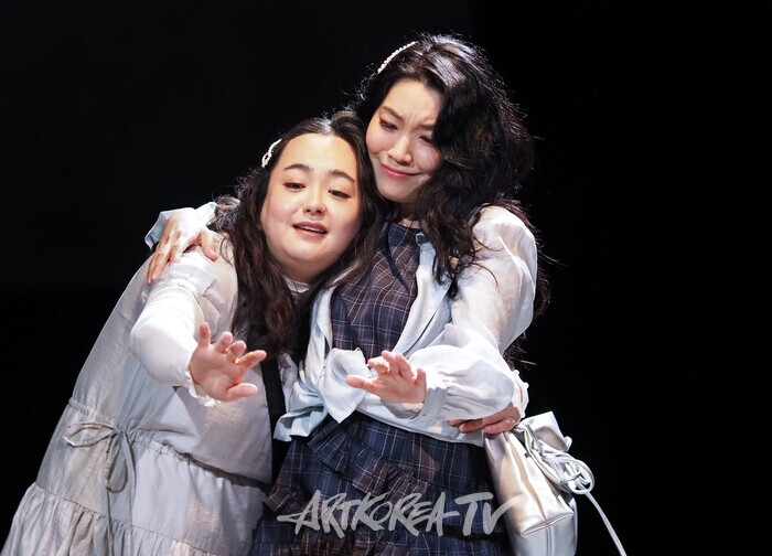 연극 '마른 여자들' 프레스콜(로런 역 김별, 제나 역 김유민). 2025.09.09 사진 ⓒ아트코리아방송 이용선 기자