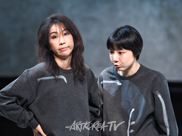 연극 '마른 여자들' 프레스콜(캣 역 임윤진, 세라 역 정제이). 2025.09.09 사진 ⓒ아트코리아방송 이용선 기자