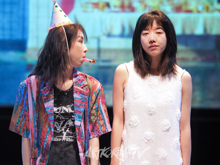 연극 '마른 여자들' 프레스콜.(캣 역 임윤진, 로즈 역 이세영) 2025.09.09 사진 ⓒ아트코리아방송 이용선 기자