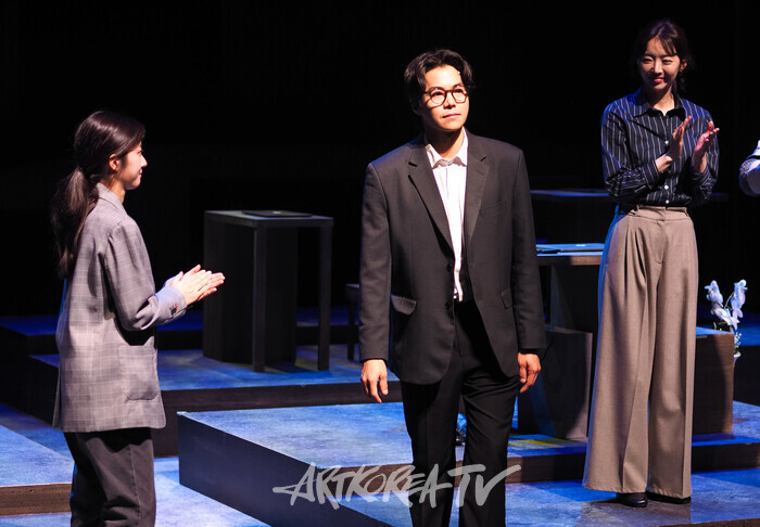 연극 '나의 아저씨' 관람 커튼콜(이지안 역 김현수, 박동훈 역 박은석, 강윤희 역 장희진) 2025.09.05 사진 ⓒ아트코리아방송 이용선 기자