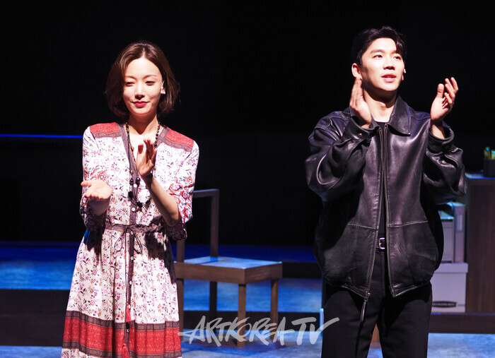 연극 '나의 아저씨' 관람 커튼콜(정정희 역 진소연, 이광일 역 허영손) 2025.09.05 사진 ⓒ아트코리아방송 이용선 기자