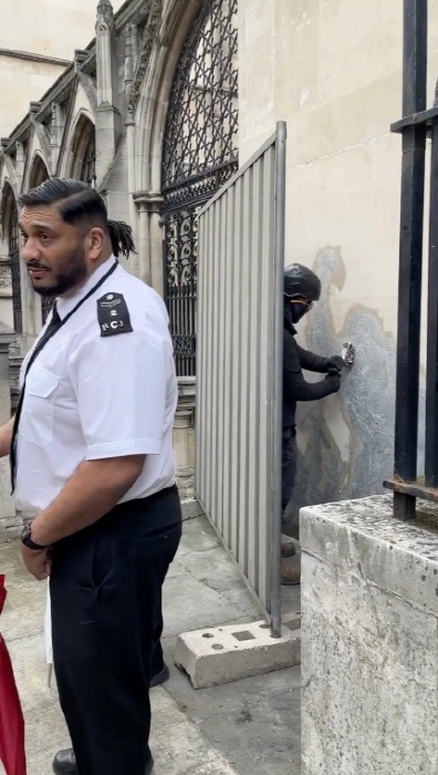 Banksy, 런던 왕립 법원 벽화 철거-사법권과 표현의 자유 충돌