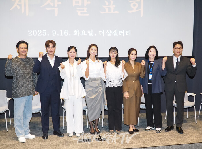 연극 '욕망이라는 이름의 전차' 제작발표회(사진 왼쪽부터 이세창-강은탁-방은희-한다감-서지유-김세람-연출 조금희-박형준). 2025.09.16 사진 ⓒ아트코리아방송 이용선 기자