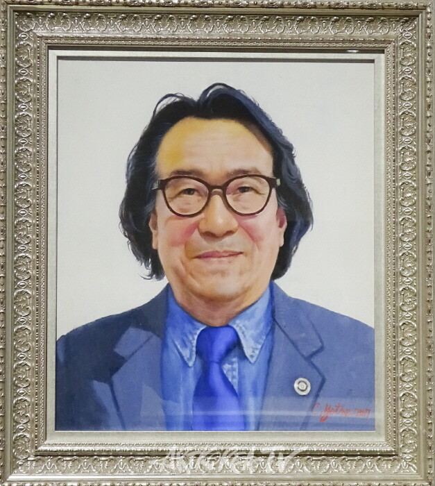 자화상-Self-Portrait 2017. 45.5×37.9cm 캔버스에 유채-Oil on canvas'자화상'2017은 정면을 응시하는 인물을 통해 작가의 존재를 명확히 제시하며, 붓질의 방향성과 색채의 대비를 통해 재현을 넘어선 회화적 실험을 시도한다.-Self-portrait 2017. presents the artist head-on. blending depiction with painterly experimentation.-사진촬영 최윤영 기자