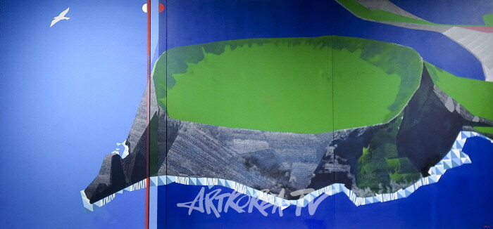 성산일출봉-Seongsan Ilchulbong-2020. 530×290cm 캔버스에 아크릴 Acrylic on canvas제주의 지명을 차용한 이 작품은 구체적 풍경 대신 면 분할과 색의 질감을 통해 장소를 구성한다. 묘사보다는 회화 내부의 질서를 중심에 두며, 풍경은 외부 현실이 아닌 화면 안에서 재편된 구조로 제시된다.Titled after Jeju, the work reinterprets landscape through structure and texture, focusing on internal order over reality.-사진촬영 최윤영 기자