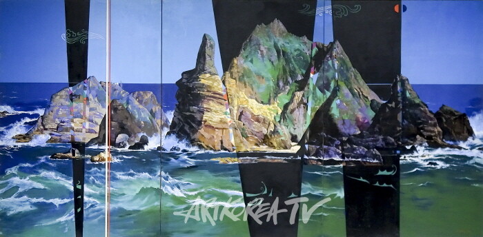 진경독도-Beauty of Dokdo Island-2008. 346×258cm-캔버스에 아크릴 Acrylic on canvas'독도'는 실제 지명을 차용했지만, 화면은 색과 질감의 중첩으로 구성된 추상 구조에 가깝다. 작가는 장소의 인상을 회화적 언어로 재편하며, 풍경을 단순한 재현이 아닌 구성 요소로 전환한다.Using Dokdo as a symbol, the work abstracts form and explores place through layers of color and texture, focusing on painting's structural language.-사진촬영 최윤영 기자