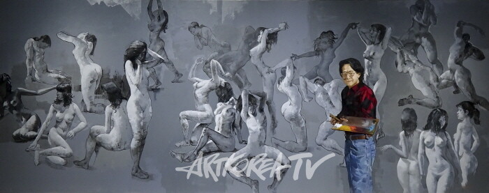 회색 나부의 군상-Mass of Gray Nudes. 2006. 530×290cm 캔버스에 유채-Oil on canvas최예태가 풍경화와 더불어 집중했던 누드 연작 중 대작으로, 인체의 다양한 자세와 동작을 한 화면에 병치한 작품이다. 고정된 실체로서의 인체가 아니라, 반복된 포즈와 겹쳐진 형상을 통해 시간과 운동성을 드러낸다. 화면 속 작가의 자화상은 회화 행위 자체를 드러내며, 인체 연구와 자기 성찰을 동시에 보여준다.A large nude series work by Choi Yetae, it layers varied poses to suggest time and movement, with the artist's self-portrait reflecting both body study and self-inquiry.-사진촬영 최윤영 기자